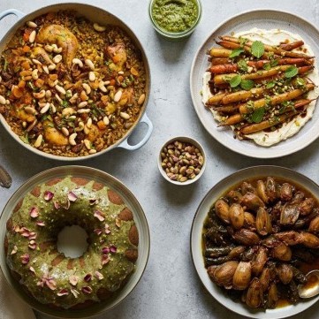 مائدة بنكهات المنطقة وتجارب السفر الغنية