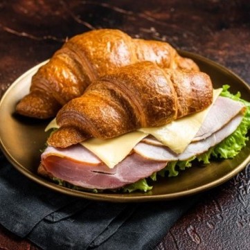 ساندويشات بحشوات لذيذة بالكرواسون