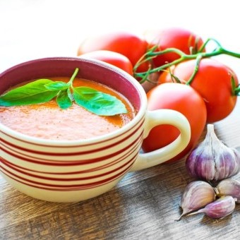 شوربة الطماطم بالثوم والزيت
