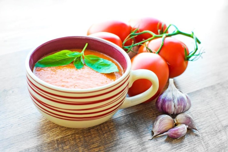 شوربة الطماطم بالثوم والزيت