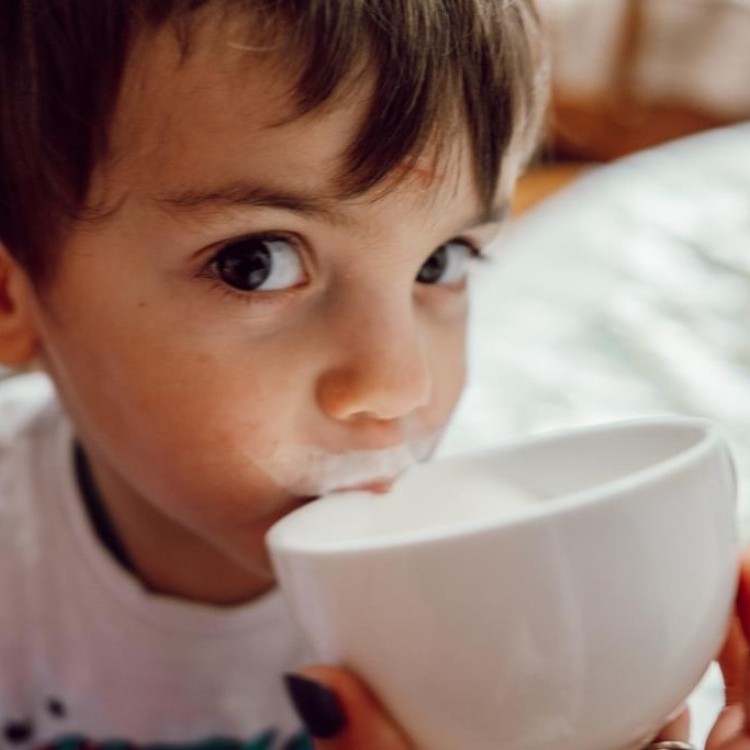طفل يشرب حليب دافئ