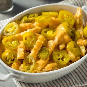 بطاطا مقلية بصوص الجبنة والهلابينو