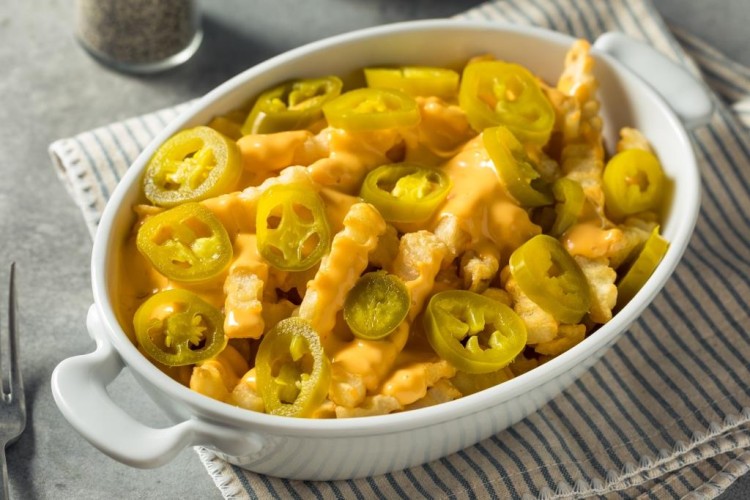 بطاطا مقلية بصوص الجبنة والهلابينو