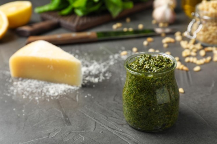 صوص البيستو الأخضر الإيطالي