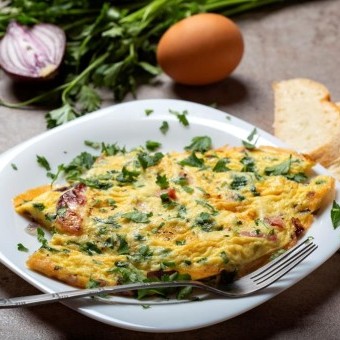 العجة بالبقدونس والبصل