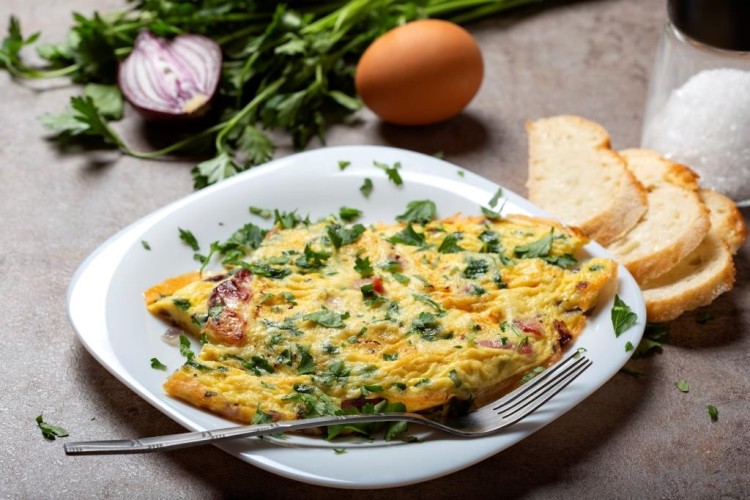 العجة بالبقدونس والبصل