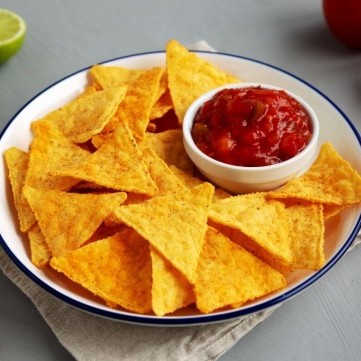 رقائق التورتيلا مع صوص الطماطم