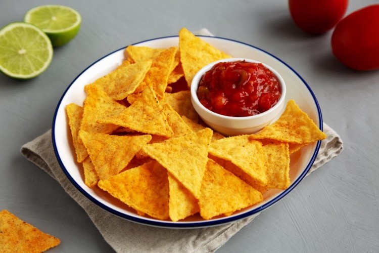رقائق التورتيلا مع صوص الطماطم