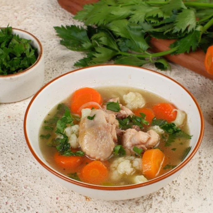 شوربة الدجاج بالخضار والشعيرية