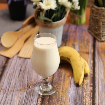سموذي الموز بحليب اللوز الصحي بالفيديو