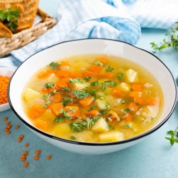 شوربة العدس بالخضار الخفيفة