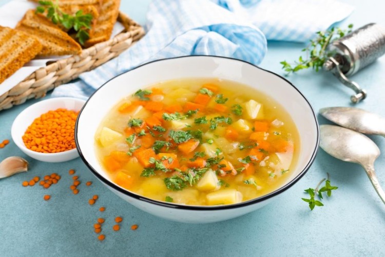 شوربة العدس بالخضار الخفيفة