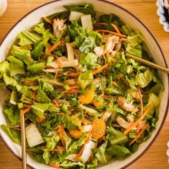 سلطة آسيوية بصلصة زبدة الفول السوداني