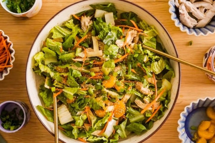 سلطة آسيوية بصلصة زبدة الفول السوداني