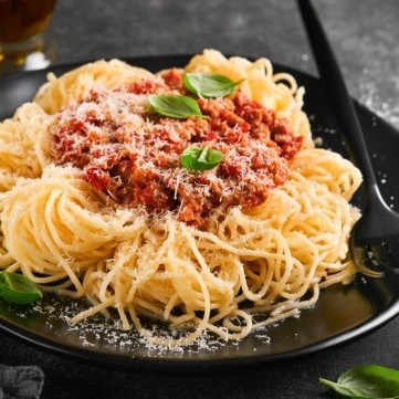 السباغيتي باللحم المفروم والبارميزان