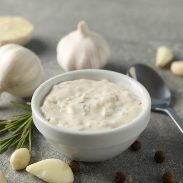 الثومية بالزبادي قليل الدسم