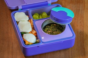 لانش بوكس السبانخ وسلطة المعكرونة مع جبنة الموزاريلا