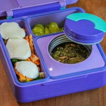 لانش بوكس السبانخ وسلطة المعكرونة مع جبنة الموزاريلا