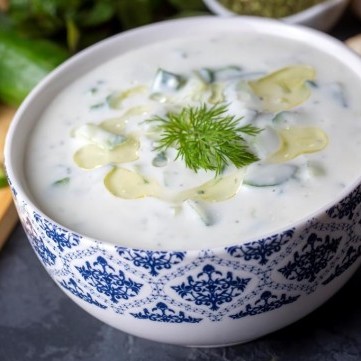 سلطة زبادي بالخيار على الطريقة الخليجية