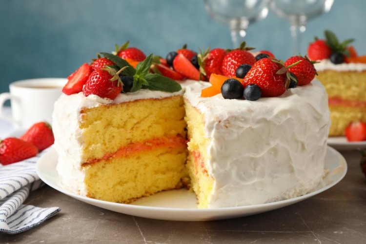 كيك إسفنجي بالفواكة الطازجة