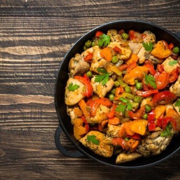 طاجن الدجاج والخضار المشكلة