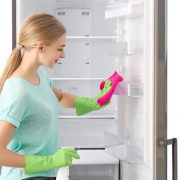 كيفيّة إزالة رائحة السمك العالقة بالثلّاجة