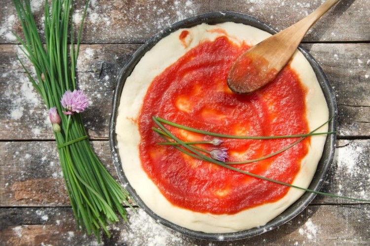 فطائر المقلاة السريعة بصوص الطماطم