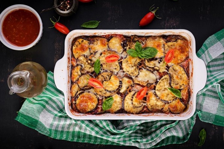 مسقعة الباذنجان بالفلفل المقلي