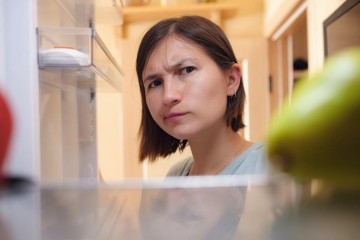 لماذا تظهر رائحة كريهة داخل الثلاجة رغم تنظيفها؟