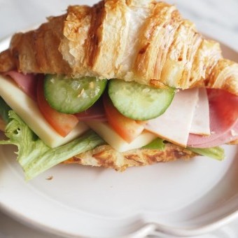 ساندويش الكرواسون المحشي بالتيركي