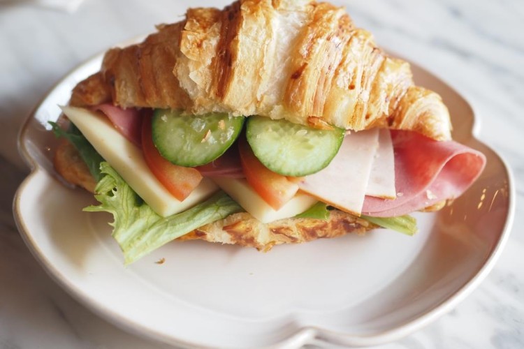 ساندويش الكرواسون المحشي بالتيركي