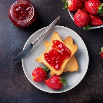 المربى بالفراولة الحمراء