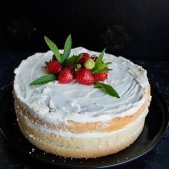 كيك الفانيليا الكلاسيكي مع كريمة الزبدة