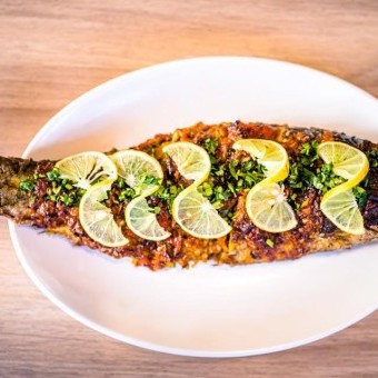 سمك بالليمون والثوم على الطريقة الخليجية