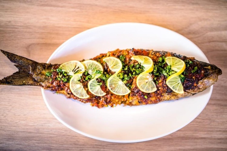 سمك بالليمون والثوم على الطريقة الخليجية