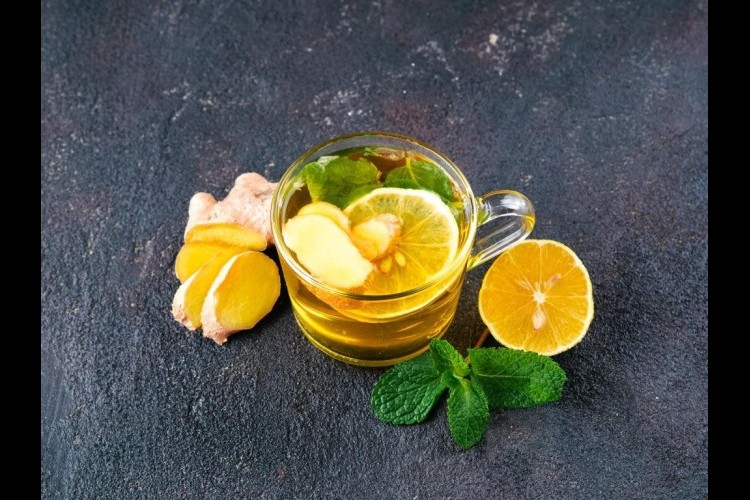 شاي أخضر مع شرائح الليمون والزنجبيل