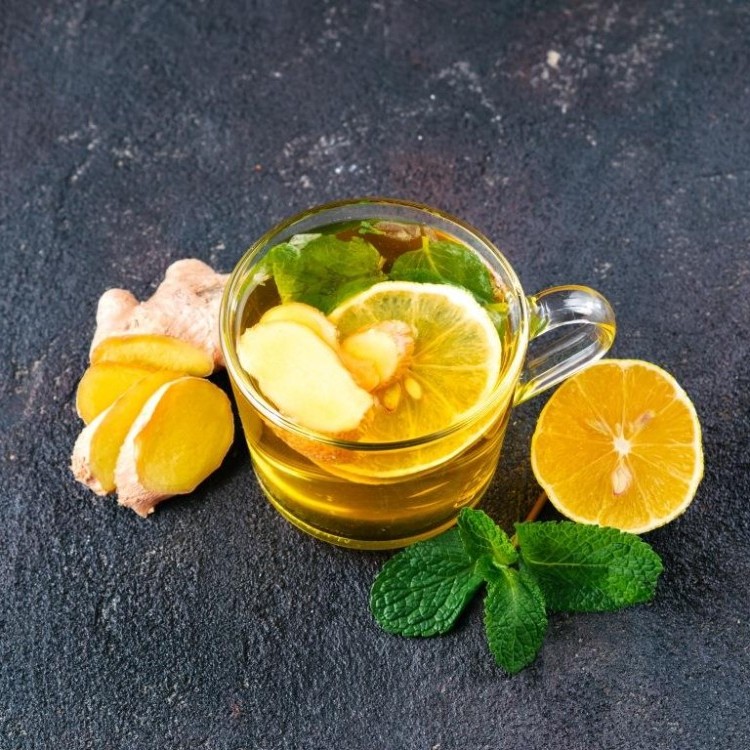 شاي أخضر مع شرائح الليمون والزنجبيل