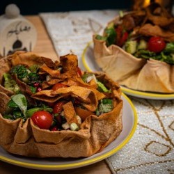 سلطة الفتوش بقوالب الخبز المحمص بالفيديو