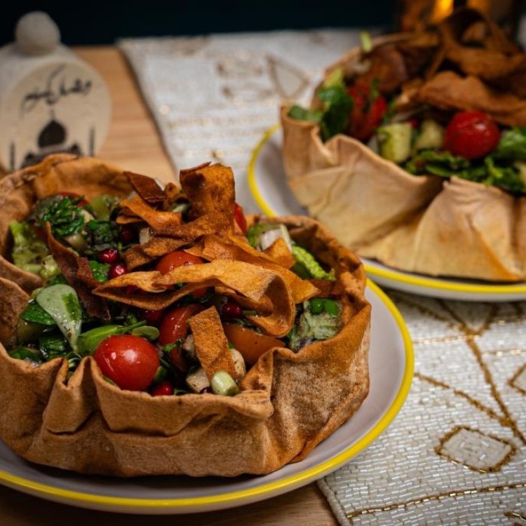 سلطة الفتوش بقوالب الخبز المحمص بالفيديو