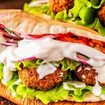 ساندويش الفلافل مع صوص الطحينة