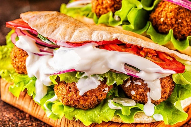 ساندويش الفلافل مع صوص الطحينة