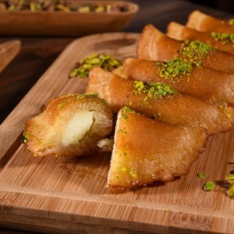 قطايف بالقشطة والجبنة