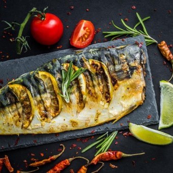 السمك المشوي بالصوص في الفرن