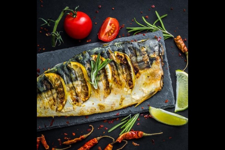 السمك المشوي بالصوص في الفرن