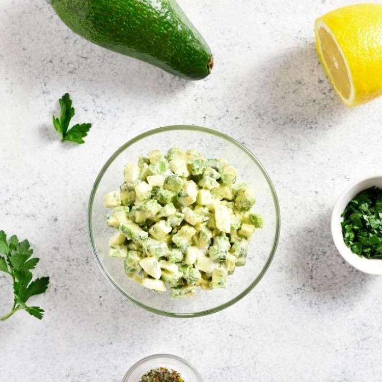 سلطة الأفوكادو بالبيض للكيتو