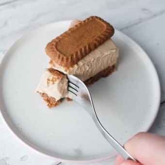 حلى اللوتس بالقشطة