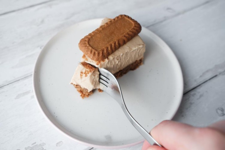 حلى اللوتس بالقشطة