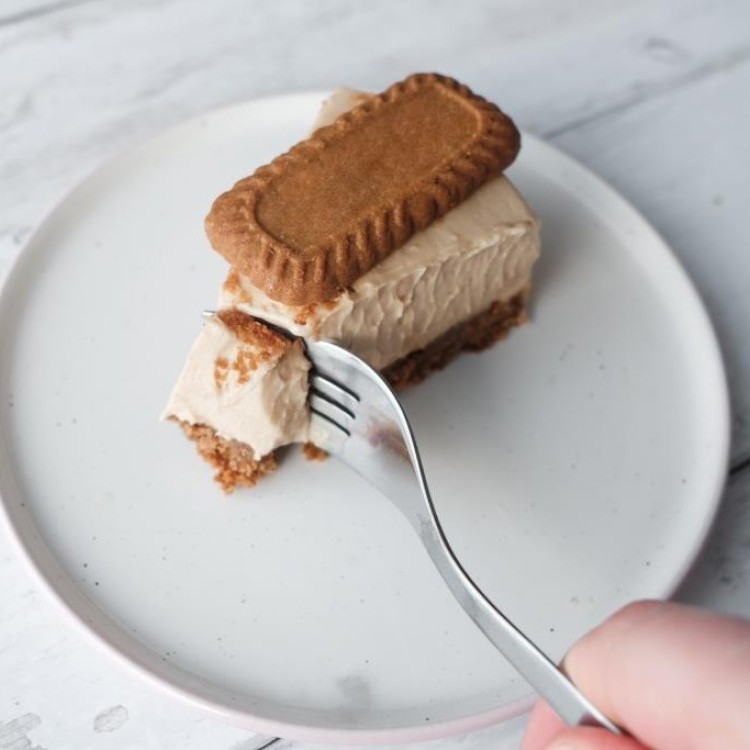 حلى اللوتس بالقشطة