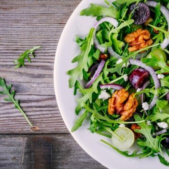 سلطة الجرجير بالبصل والجوز