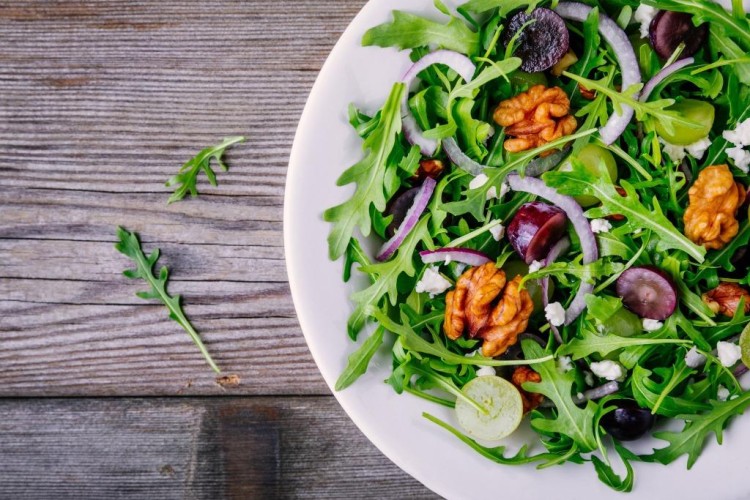 سلطة الجرجير بالبصل والجوز